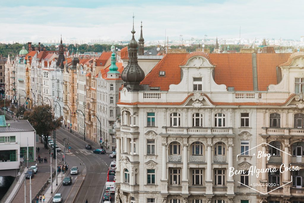 Vista da rua de Praga as margens do Rio Moldava