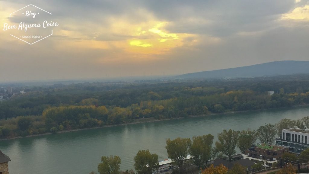 Vista do Danúbio pelo Castelo da Bratislava 